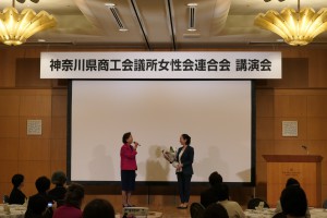 P1011697(花束贈呈)